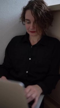    Dizüstü bilgisayarı olan kadın ofisinde çalışıyor. 