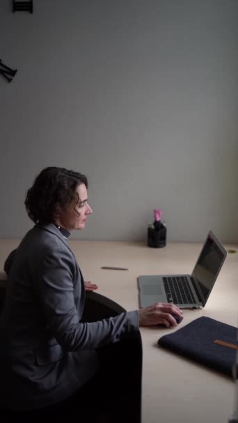 办公室有手提电脑的妇女 — 图库视频影像