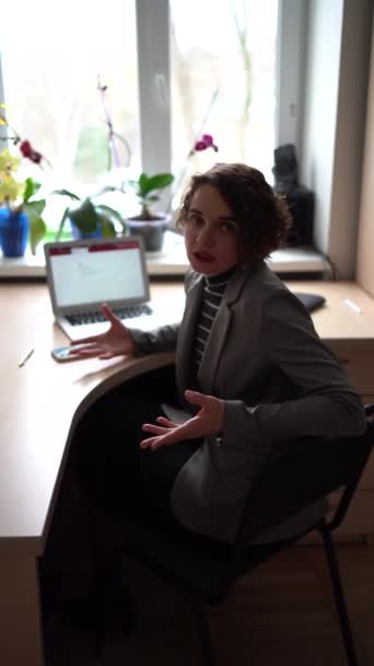 Жінка Ноутбуком Працює Офісі — стокове відео