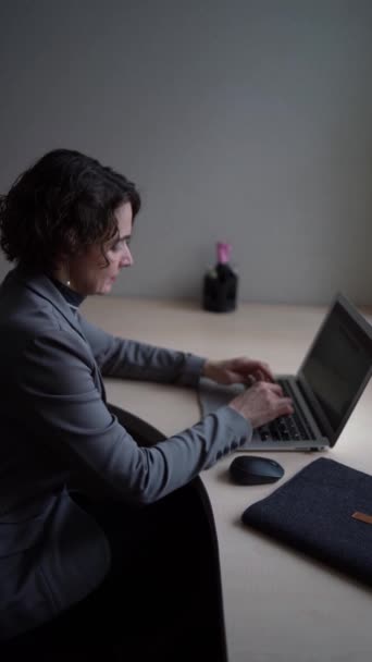Женщина Ноутбуком Работать Офисе — стоковое видео