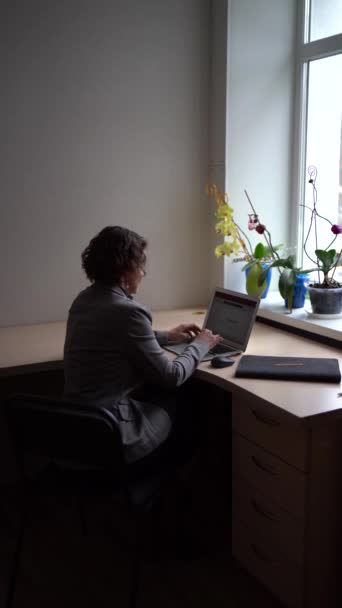 Mulher Com Laptop Trabalhar Escritório — Vídeo de Stock
