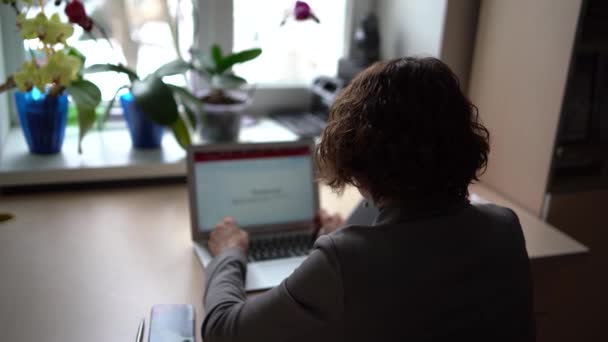Dizüstü Bilgisayarı Olan Kadın Ofisinde Çalışıyor — Stok video