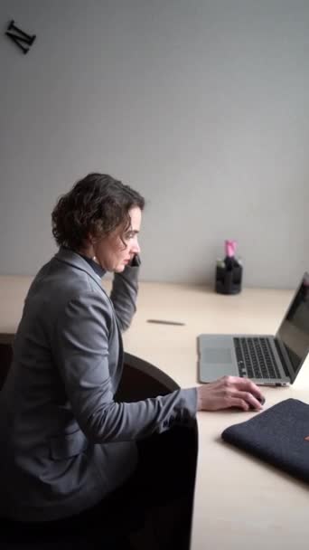 Dizüstü Bilgisayarı Olan Kadın Ofisinde Çalışıyor — Stok video