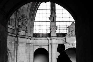 Eski bir binadaki bir adamın profili