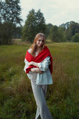          Eylül 'de tarlada genç bir kızın portresi.                      