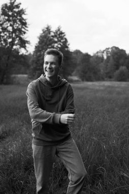      Eylül 'de sahada genç bir çocuğun portresi.                          