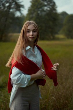      Eylül 'de tarlada genç bir kızın portresi.                          