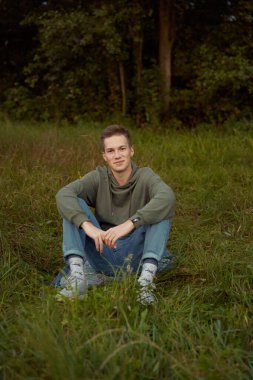      Eylül 'de sahada genç bir çocuğun portresi.                          