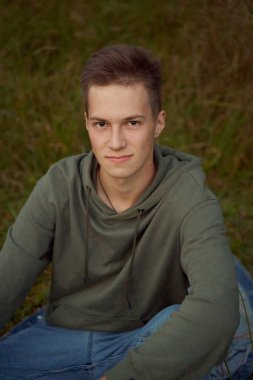                  Eylül 'de sahada genç bir çocuğun portresi.              