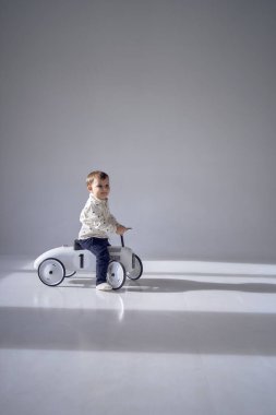         Bir çocuk doğum gününde oyuncak arabasıyla coşkuyla oynuyor.                       