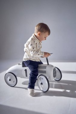         Bir çocuk doğum gününde oyuncak arabasıyla coşkuyla oynuyor.                       