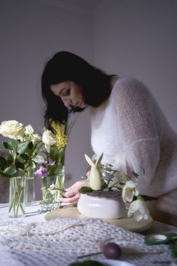  Bayan çiçekçi Paskalya için çiçek ve süsleme yapıyor.                  