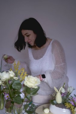  Bayan çiçekçi Paskalya için çiçek ve süsleme yapıyor.                  