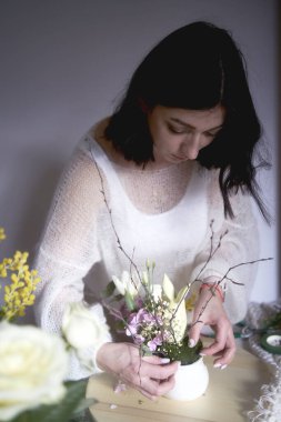  Bayan çiçekçi Paskalya için çiçek ve süsleme yapıyor.                  