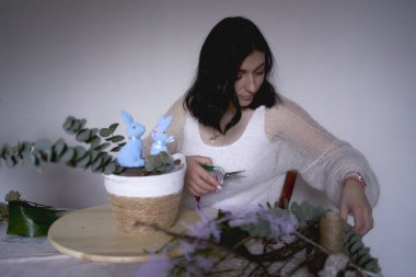  Bayan çiçekçi Paskalya için çiçek ve süsleme yapıyor.                  