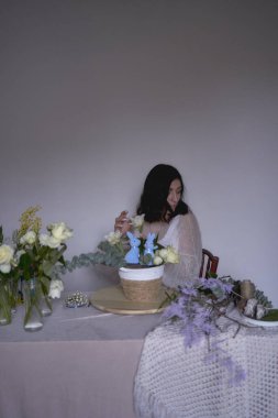  Bayan çiçekçi Paskalya için çiçek ve süsleme yapıyor.                  