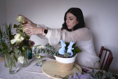  Bayan çiçekçi Paskalya için çiçek ve süsleme yapıyor.                  