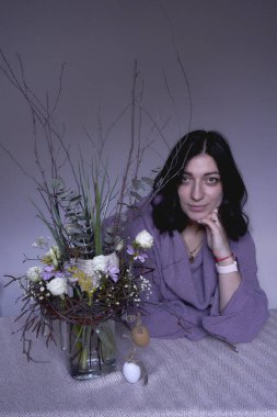  Bayan çiçekçi Paskalya için çiçek ve süsleme yapıyor.                  