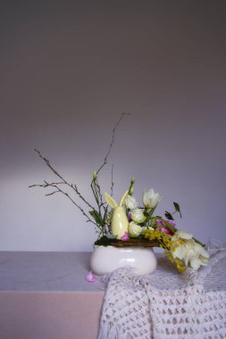         Seramik bir tavşanla Paskalya çiçeği aranjmanı, çingene, gül, bayan bombastik, çığ, iris, lale, okaliptüs, ceneria