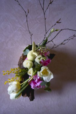         Seramik bir tavşanla Paskalya çiçeği aranjmanı, çingene, gül, bayan bombastik, çığ, iris, lale, okaliptüs, ceneria