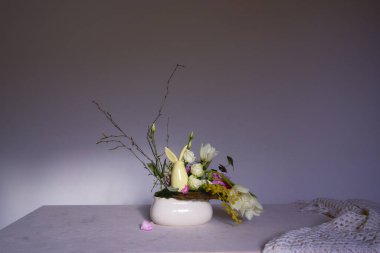         Seramik bir tavşanla Paskalya çiçeği aranjmanı, çingene, gül, bayan bombastik, çığ, iris, lale, okaliptüs, ceneria