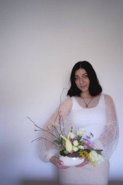  Bayan çiçekçi Paskalya için çiçek ve süsleme yapıyor.                  