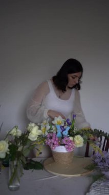 Dişi çiçekçi Paskalya için bir çiçek düzenlemesi yapar.
