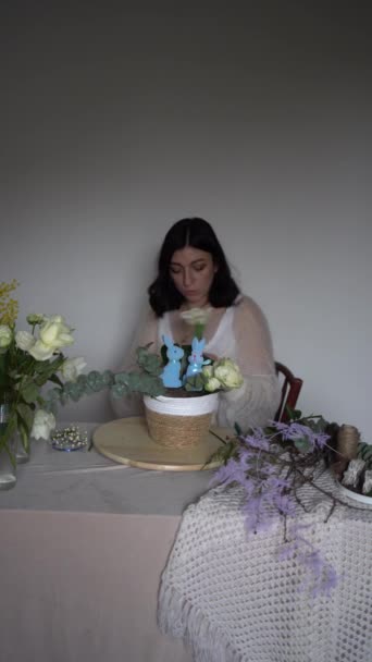 Florista Feminina Faz Arranjo Flor Festiva Para Páscoa Processo Trabalho — Vídeo de Stock