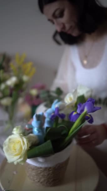 Den Kvindelige Blomsterhandler Gør Festlig Blomsterarrangement Til Påske Arbejdsproces – Stock-video