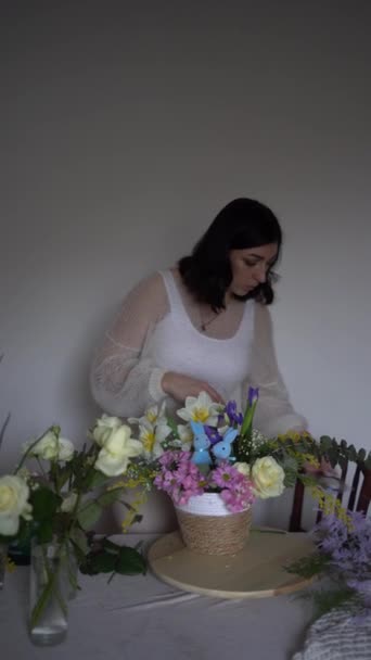 Honan Florist Gör Festlig Blomsterarrangemang För Påsk Arbetsprocess — Stockvideo