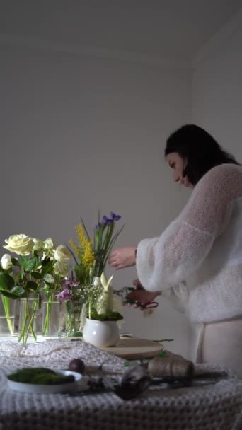 女性の花屋はイースター 仕事プロセスのためのお祝いの花の配置を作ります — ストック動画