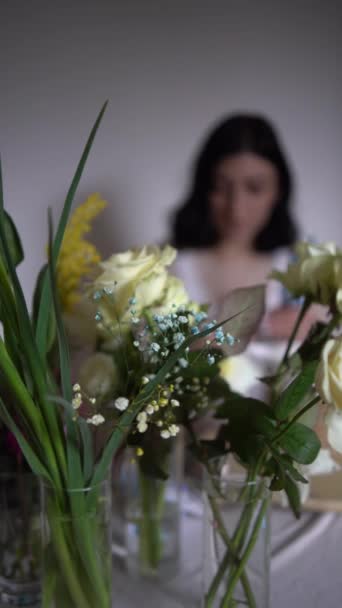 Fleuriste Féminin Fait Arrangement Fleurs Festives Pour Pâques Processus Travail — Video