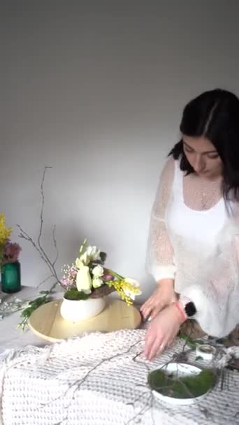 Honan Florist Gör Festlig Blomsterarrangemang För Påsk Arbetsprocess — Stockvideo