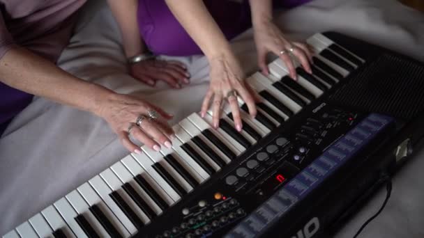 Une Mère Ans Une Fille Ans Jouent Clavier Ensemble Sur — Video