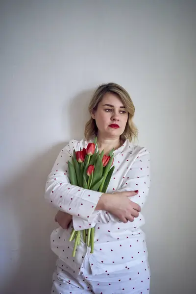 Een Portret Van Een Mooie Middelgrote Vrouw Pyjama Met Een — Stockfoto