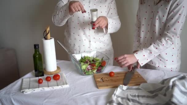 Adolescente Madre Pijama Prepara Una Ensalada Fresca Verduras Tomates — Vídeo de stock