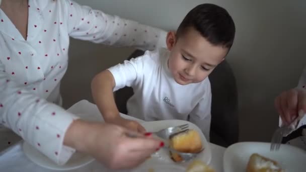 Una Familia Tres Madre Hija Adolescente Hijo Pequeño Comiendo Pastel — Vídeo de stock