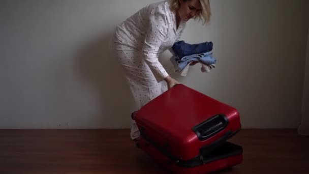 Kırmızı Kalpli Beyaz Pijamalı Anne Kız Kırmızı Bavula Bir Şeyler — Stok video