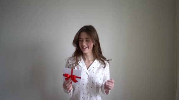 Pijamalı Genç Kız Hediye Çeki Alıyor Sevinçten Havalara Uçuyor — Stok video
