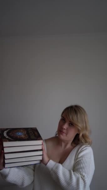 Mittelgroße Frau Heller Kleidung Liest Ein Buch Während Sie Einem — Stockvideo
