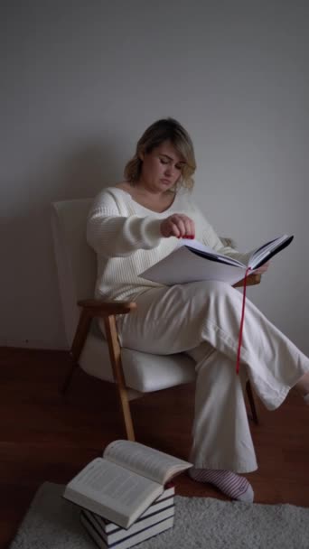 Hafif Giysili Orta Boylu Bir Kadın Aydınlık Bir Odada Beyaz — Stok video