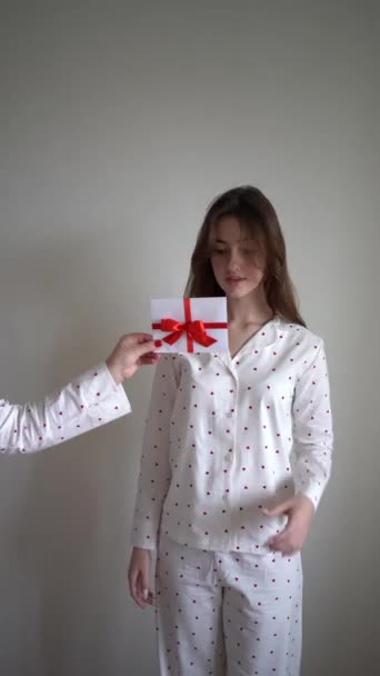 Tiener Meisje Pyjama Ontvangt Een Cadeaubon Springt Voor Vreugde — Stockvideo