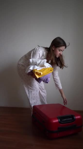 Мать Дочь Белой Пижаме Красными Сердцами Упаковывают Вещи Красный Чемодан — стоковое видео