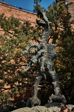           Krakow 'daki şatonun yakınında bir ejderha heykeli.                     