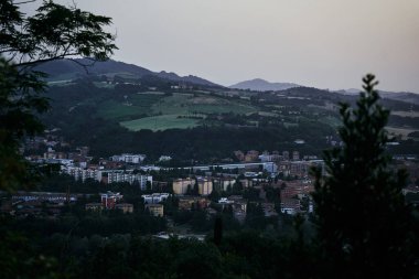   Bologna 'nın varoşlarında batan güneşte                      
