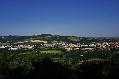       Bologna çevresindeki tepelerin ve evlerin manzarası, İtalyan yazının atmosferi.                         