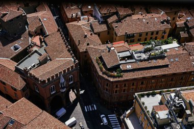 Bologna 'nın terasotta çatıları, İtalyan yazının atmosferi...                               