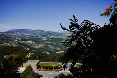   San Marino sokakları yeşilliklerle çevrili.                      