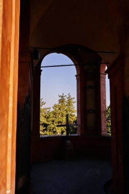            Terracotta kilisesinin yuvarlak kulesinin kemerli penceresinden görüş.                    