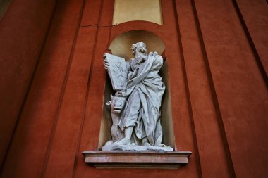                Bologna 'daki Aziz Luca Kilisesi' nin duvarında bir heykel.                